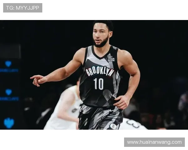 西蒙斯右手控竿却左手投篮之谜引发篮球技术讨论与职业发展反思